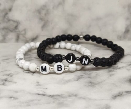 Mei’s Handmade Initials Bracelet armband van edelsteen in grijs, wit en zilver