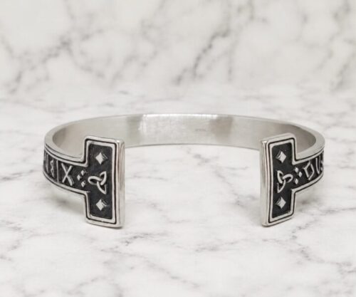Mei’s Viking Old Runes armband van roestvrij staal in zilver en zwart