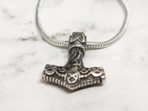 Viking Tiny Hammer Sieraad cadeau geven met betekenis: zo kies je iets dat echt past Mei’s Viking Tiny Hammer ketting van roestvrij staal in zilver