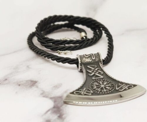 Vikings Dane Axe 2 scaled e1601465431556 Mei's Viking Viking's Dane Axe | ketting | Katoen Vikings Dane Axe 2 scaled e1601465431556