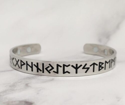 Mei’s Viking Script of Runes armband van roestvrij staal in zilver en zwart