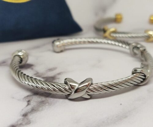 Infinity Bangle 3 scaled e1606391161262 Mei's Muse Infinity Bangle | armband | Stainless Steel Infinity Bangle 3 scaled e1606391161262