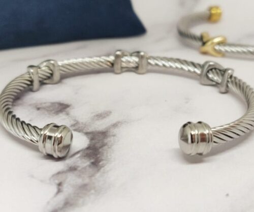 Infinity Bangle 4 scaled e1606391190474 Mei's Muse Infinity Bangle | armband | Stainless Steel Infinity Bangle 4 scaled e1606391190474