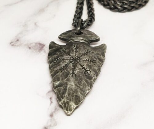 Viking with Arrow Mei's Jewellery Mei’s Viking Viking with Arrow ketting van roestvrij staal in helm van awe, vegvisir en grijs