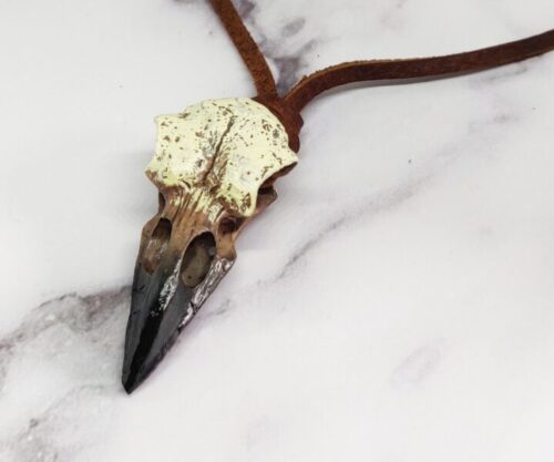 Mei’s Viking Raven Head ketting van leer in bruin, wit en zwart