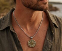 Alternative view of Mei's Viking Helm of Awe & Vegvisir | ketting | Stainless Steel