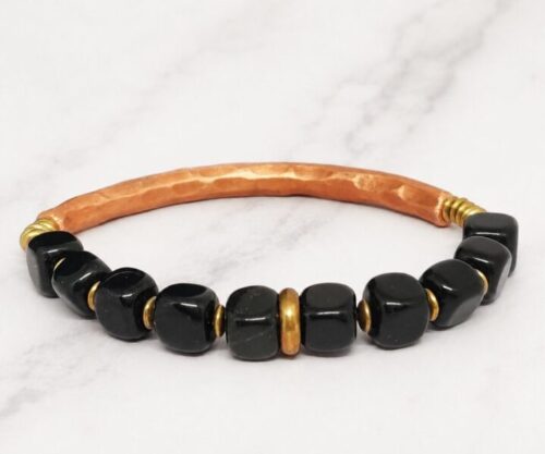 Mei’s Tibetan Onyx Cubes armband van edelsteen in koper en zwart