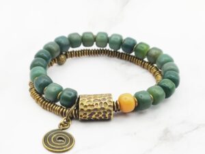 Mei’s Tibetan Copper Bodhi armband van hout in koper, groen en oranje