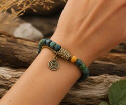 Alternative view of Mei's Tibetan Copper Bodhi | armband | Hout