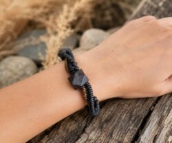 Alternative view of Mei's Tibetan Hexa Twist | armband | Hout