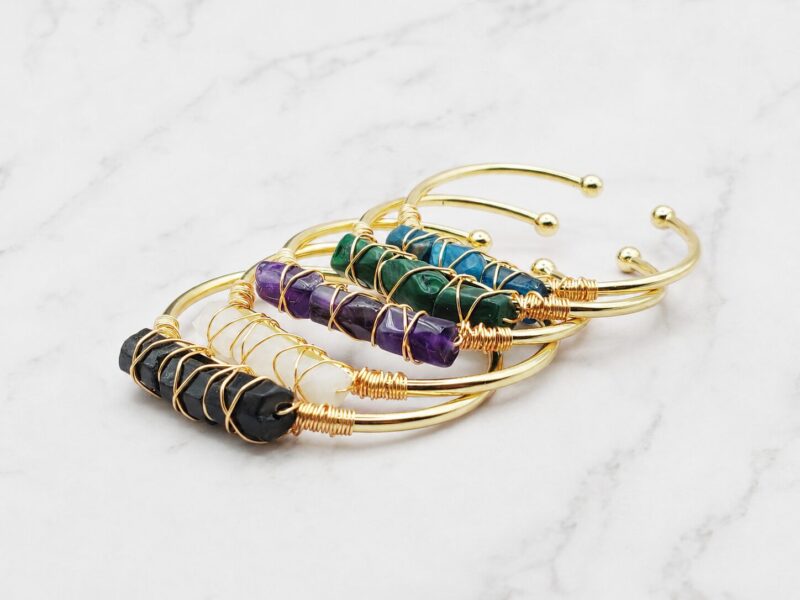 Rocky Bangle Mei's Everest Rocky Bangle | armband | Edelsteen Mei’s Everest Rocky Bangle armband van edelsteen in blauw, goud en groen