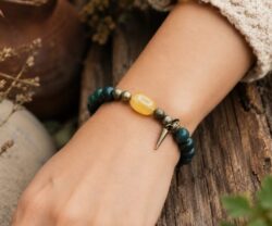 Alternative view of Mei's Tibetan Bodhi Stone | armband | Hout