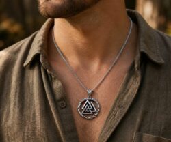 Alternative view of Mei's Viking Titan Valknut | ketting | Stainless Steel