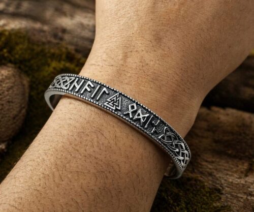 Zilveren armband met runeninscriptie