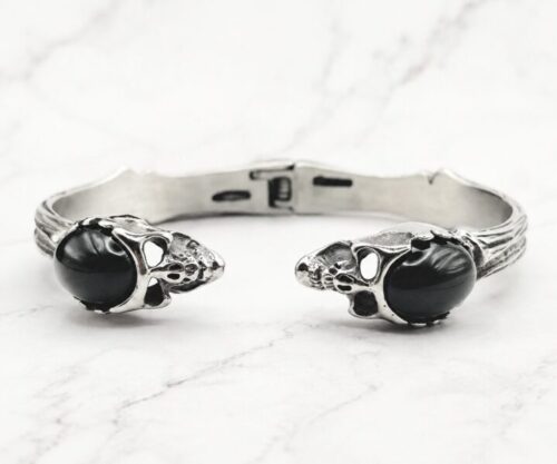 Mei’s Muse Skull Guardian armband van edelsteen in zilver en zwart