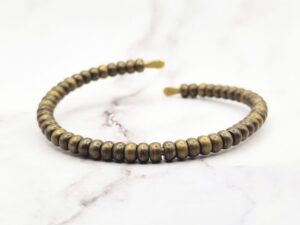 Copper Wrapped Tibetaanse sieraden betekenis: kleuren, materialen en symboliek uitgelegd Mei’s Tibetan Copper Wrapped armband van koper in goud