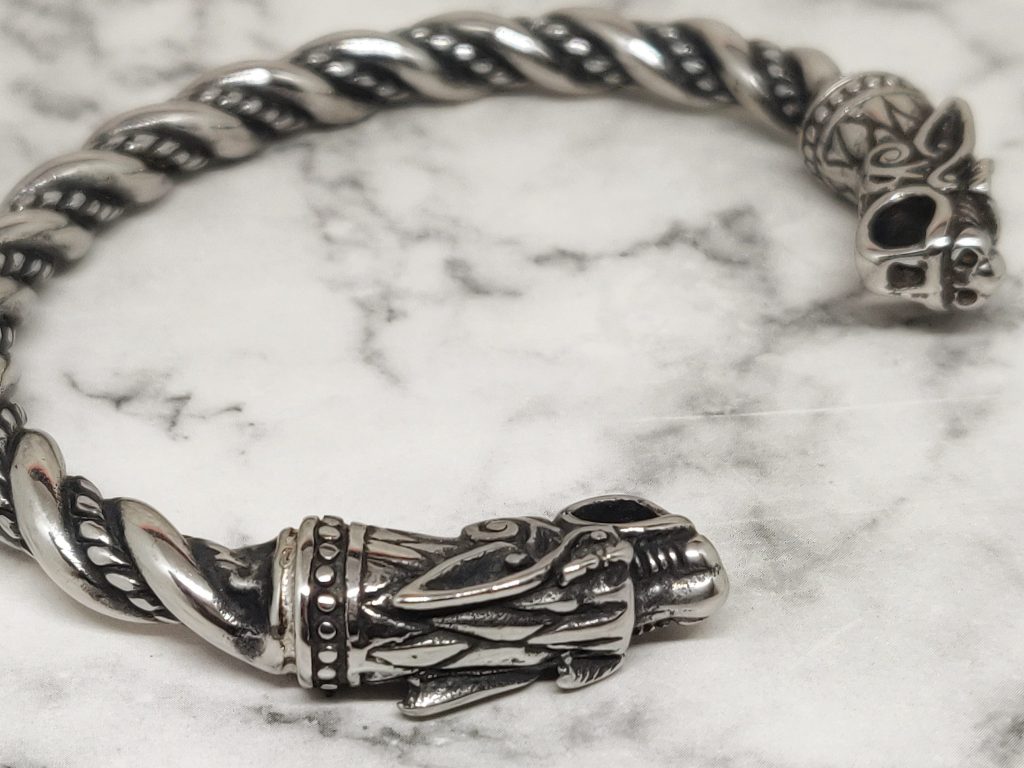 Moderne Viking-armring geïnspireerd op sieraden uit de Vikingtijd