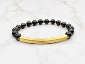 Black Harmony Tibetaanse sieraden betekenis: kleuren, materialen en symboliek uitgelegd Mei’s Tibetan Black Harmony armband van edelsteen in goud en zwart