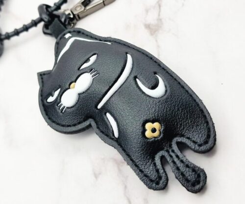 Mei’s Hide Hangout Kitty sleutelhanger van leer in grijs, wit en zwart