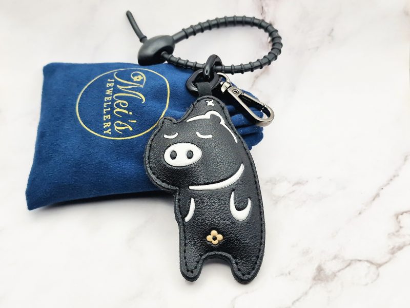 Hangout Piggy 1 Mei's Keyed sleutelhanger | Hangout Piggy | Leer | zwart - wit Mei's Keyed sleutelhanger | Hangout Piggy | Leer | zwart - wit