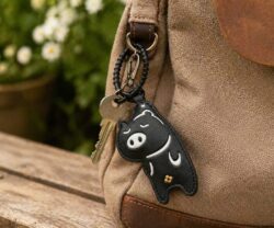 Alternative view of Mei's Hide Hangout Piggy | sleutelhanger | Leer