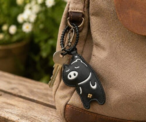 Alternative view of Mei's Hide Hangout Piggy | sleutelhanger | Leer