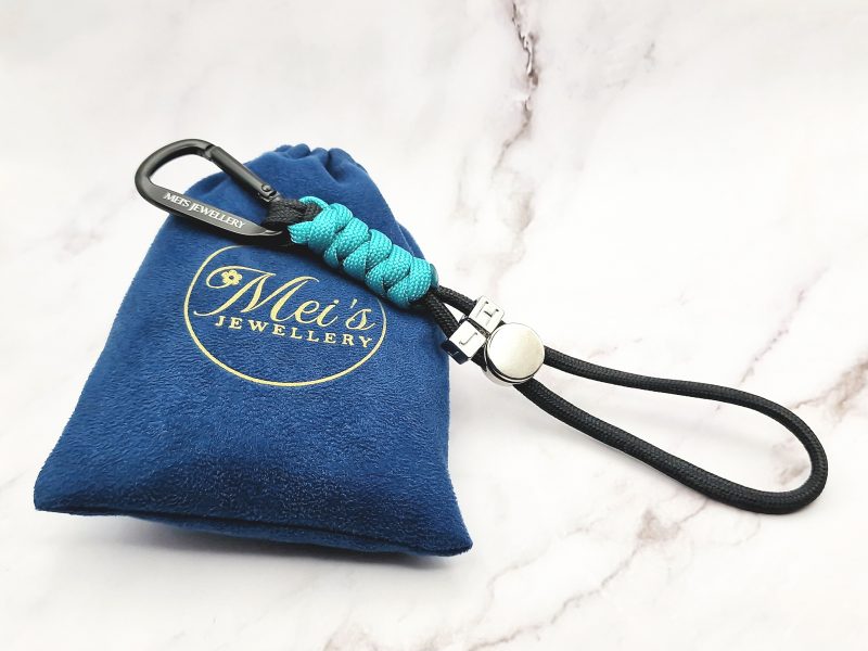 Initials Cord Charm 1 Mei's Keyed sleutelhanger | Initials Cord - Charm | Paracord - Aluminium | zwart - rood - turquoise Mei's Keyed sleutelhanger | Initials Cord - Charm | Paracord - Aluminium | zwart - rood - turquoise