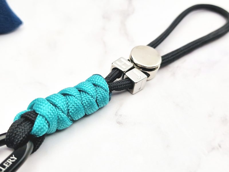 Initials Cord Charm 4 Mei's Keyed sleutelhanger | Initials Cord - Charm | Paracord - Aluminium | zwart - rood - turquoise Mei's Keyed sleutelhanger | Initials Cord - Charm | Paracord - Aluminium | zwart - rood - turquoise - Afbeelding 3