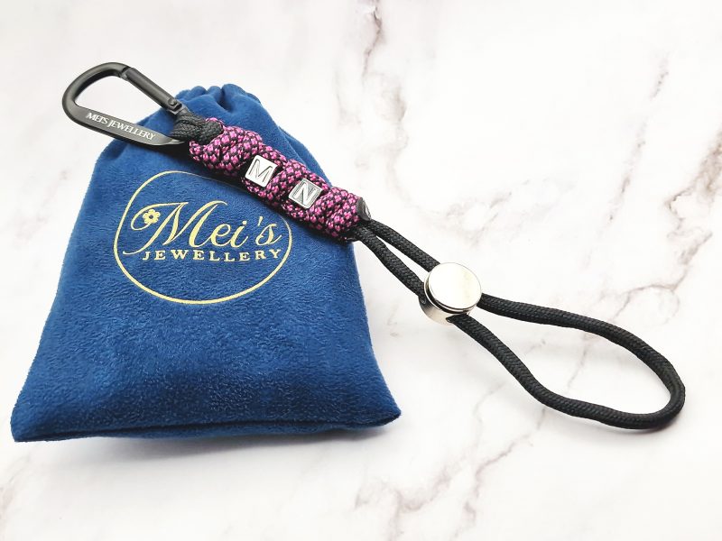 Initials Cord Unity 1 Mei's Keyed sleutelhanger | Initials Cord - Unity | Paracord - Aluminium | zwart - roze - blauw Mei's Keyed sleutelhanger | Initials Cord - Unity | Paracord - Aluminium | zwart - roze - blauw