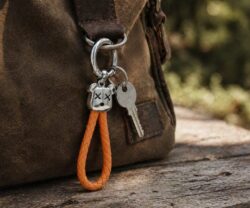 Alternative view of Mei's Hide Rising Bear | sleutelhanger | Leer