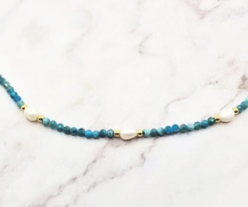 Mei’s Everest Pearl Aura ketting van edelsteen in blauw, goud en wit
