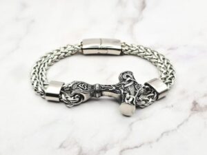 Mjolnir Chain 1 Sieraad cadeau geven met betekenis: zo kies je iets dat echt past Mei’s Viking Mjölnir Chain armband van roestvrij staal in zilver