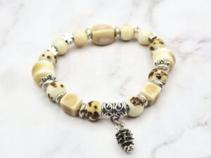 Lucky Forest 1 Welke Tibetaanse armband past bij jou? Kies op kleur, materiaal en betekenis Mei’s Tibetan Lucky Forest armband van keramiek in bruin, wit en zilver