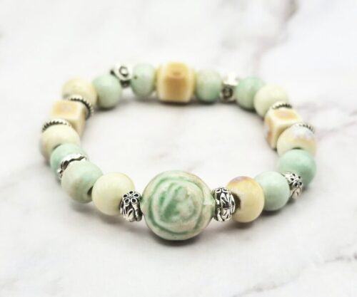 Pastel Bloom 1 Mei's Jewellery Mei’s Tibetan Pastel Bloom armband van keramiek in groen, wit en zilver