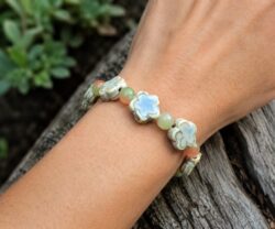 Aqua Blossom sierfoto Mei's Jewellery Alternative view of Mei's Tibetan Aqua Blossom | armband | Keramiek