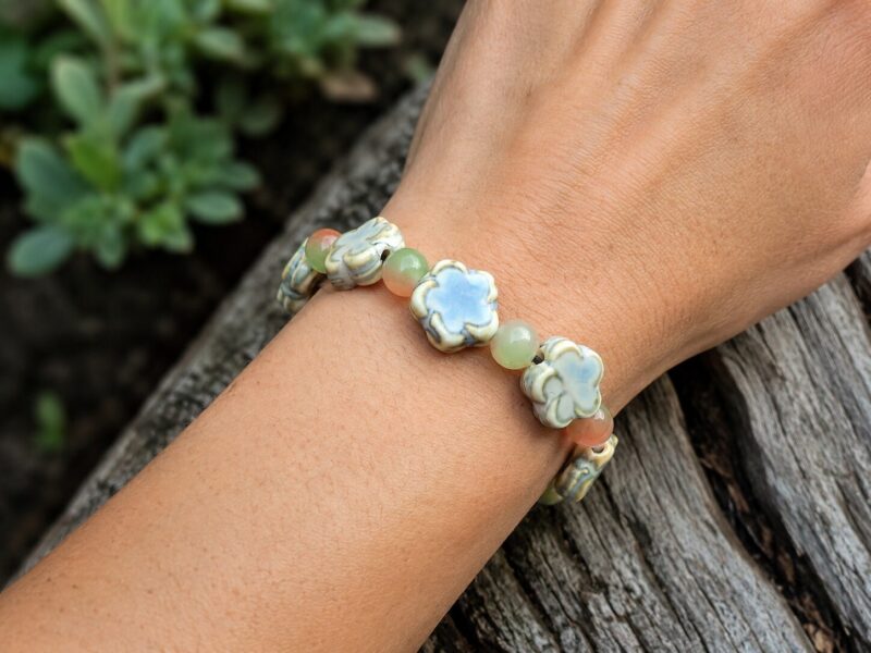 Aqua Blossom sierfoto Mei's Tibetan Aqua Blossom | armband | Keramiek Mei's Tibetan Aqua Blossom | armband | Keramiek - Afbeelding 2
