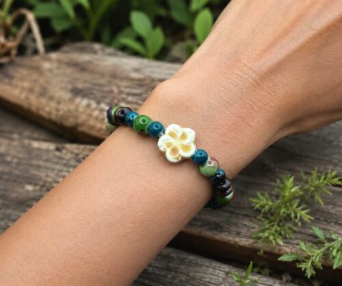 Blooming Clover sierfoto Mei's Jewellery Alternative view of Mei's Tibetan Blooming Clover | armband | Keramiek