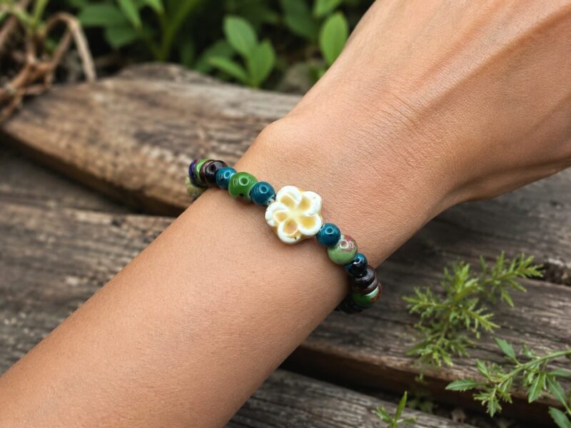 Blooming Clover sierfoto Mei's Tibetan Blooming Clover | armband | Keramiek Mei's Tibetan Blooming Clover | armband | Keramiek - Afbeelding 2