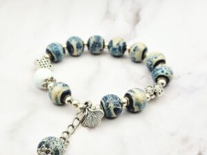Ocean Lotus 1 Welke Tibetaanse armband past bij jou? Kies op kleur, materiaal en betekenis Mei's Tibetan Ocean Lotus keramische armband in blauw en wit