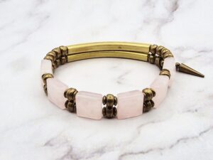 Rose Heart 1 Tibetaanse sieraden betekenis: kleuren, materialen en symboliek uitgelegd Mei's Tibetan Rose Heart armband met rozenkwarts