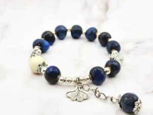 Sky Lotus 1 Welke Tibetaanse armband past bij jou? Kies op kleur, materiaal en betekenis Mei's Tibetan Sky Lotus keramische armband in donkerblauw