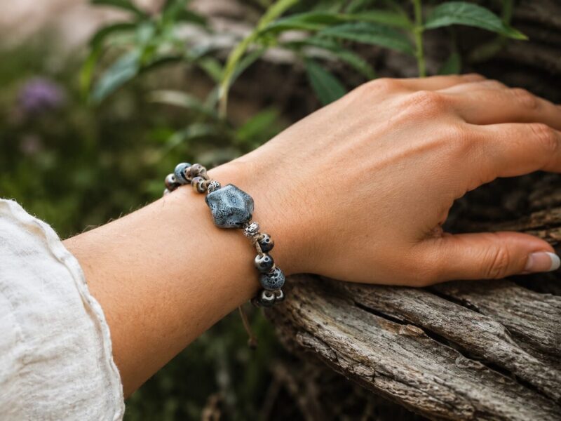 Stone Blossom sierfoto Mei's Tibetan Stone Blossom | armband | Keramiek Mei's Tibetan Stone Blossom | armband | Keramiek - Afbeelding 2